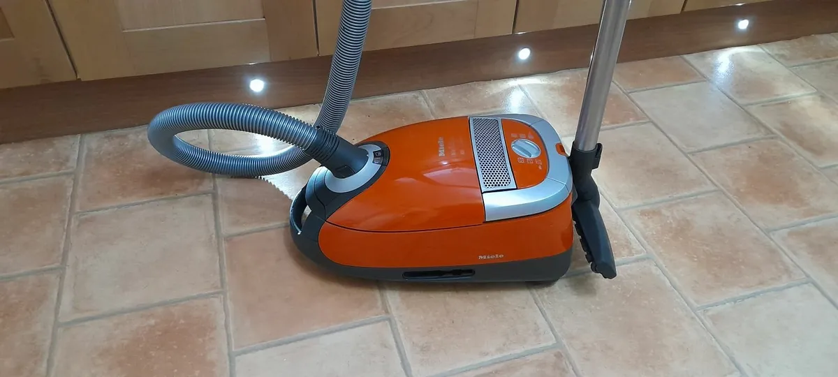 Miele vacuum cleaner - Image 1
