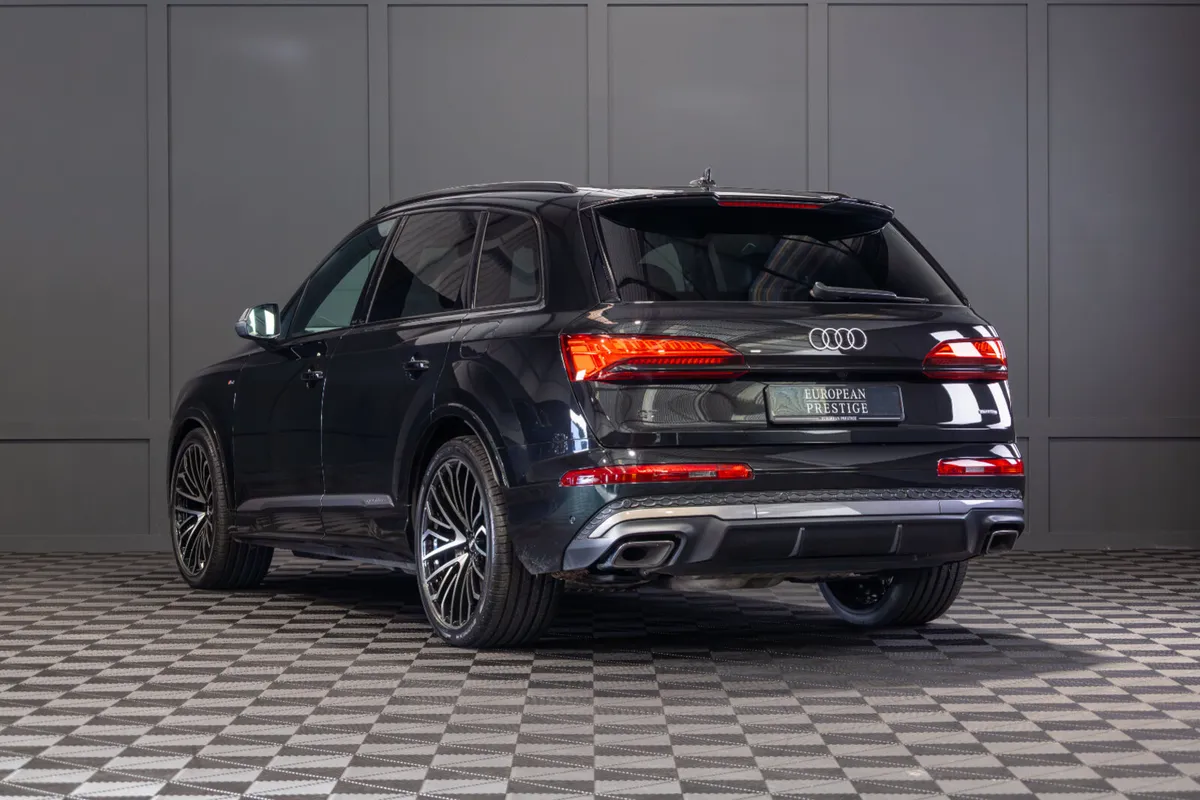 2025 Audi Q7 55 TFSIe Quattro S-Line - Image 4