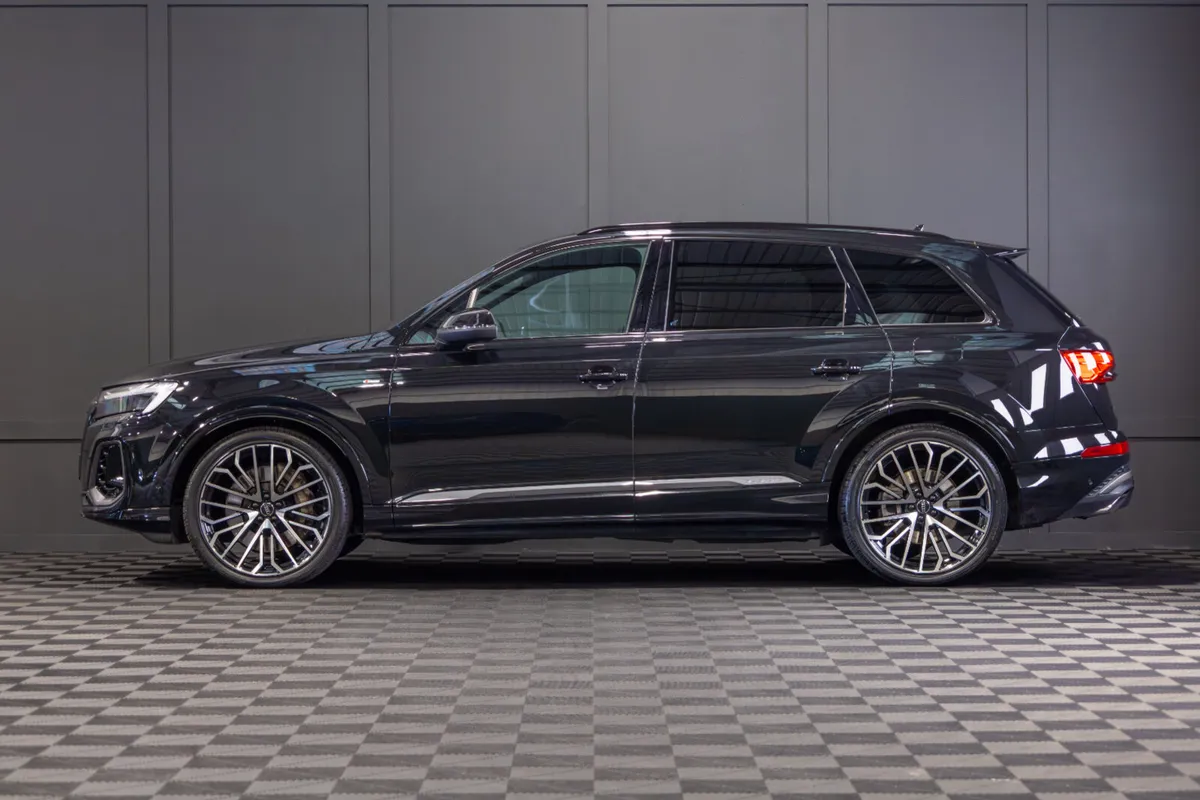 2025 Audi Q7 55 TFSIe Quattro S-Line - Image 3