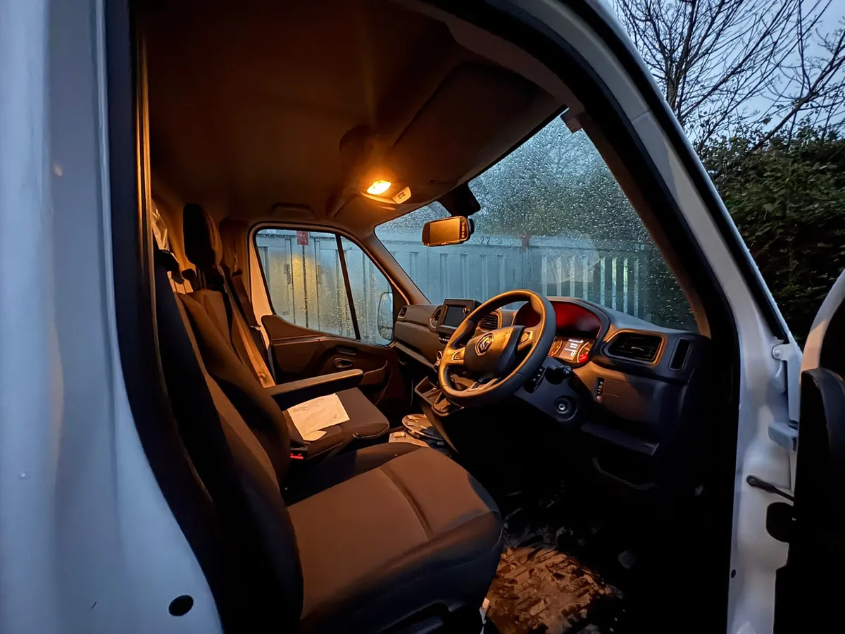 2021 Renault Master Low Loader - Image 1