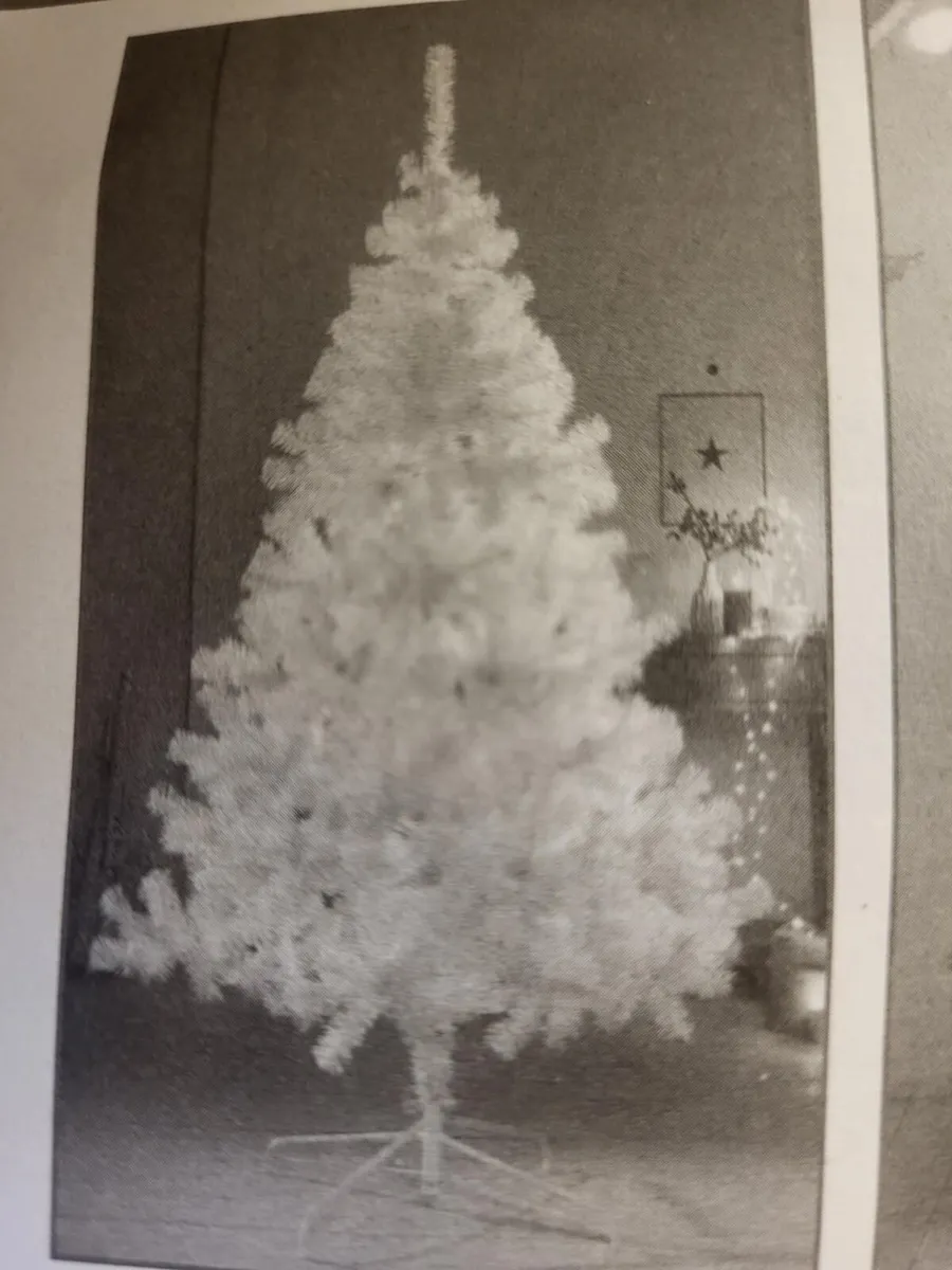 6 foot white Christmas tree - Image 1