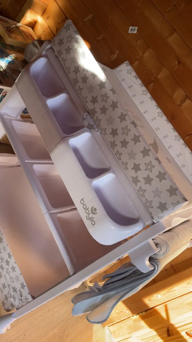 Baby changing station - Image 1