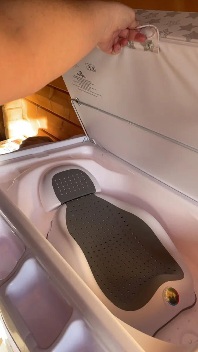 Baby changing station - Image 2