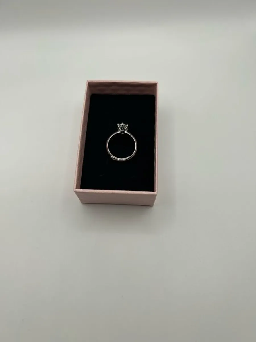 VVS1 Moissanite Engagement Ring - Image 3