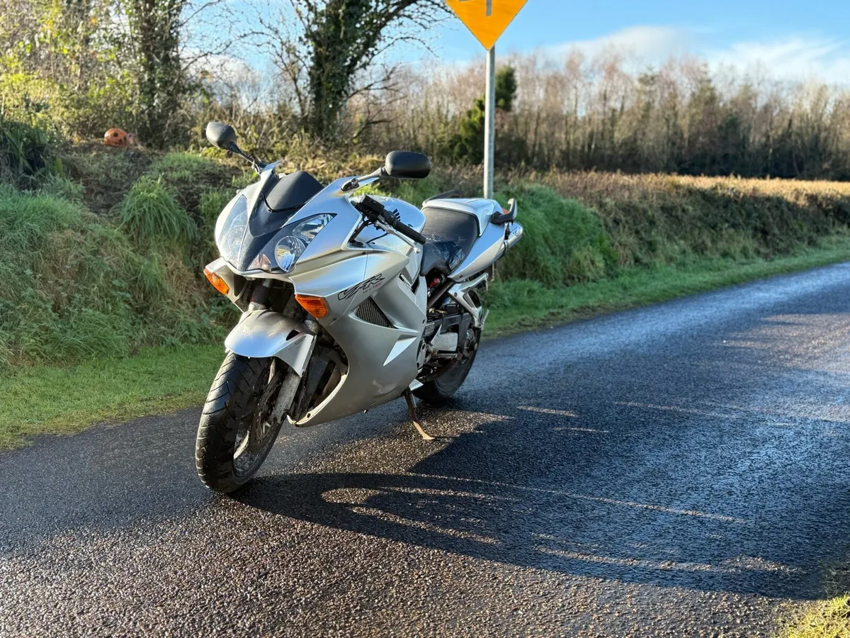 Honda vfr 800 2003 🌟Delivery available 🌟 - Image 1