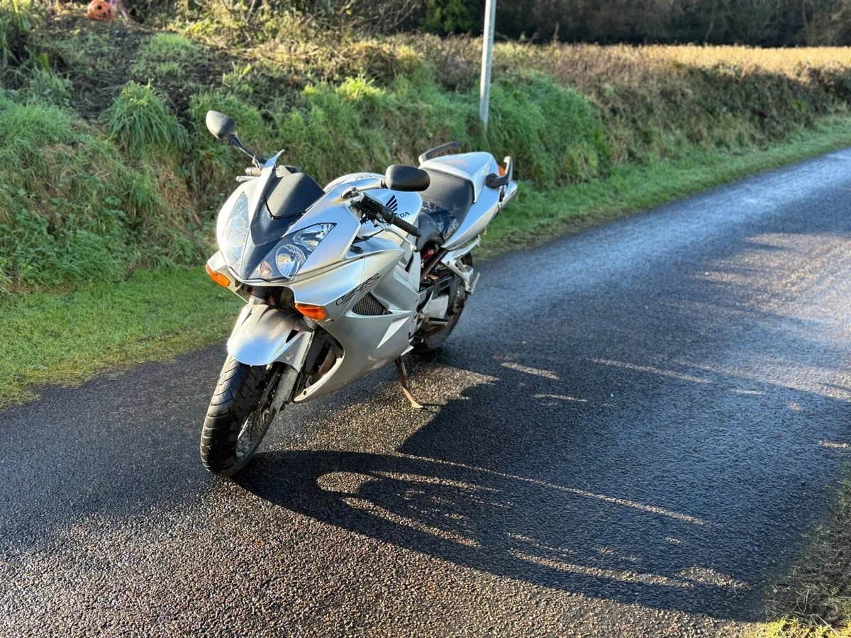 Honda vfr 800 2003 🌟Delivery available 🌟 - Image 3