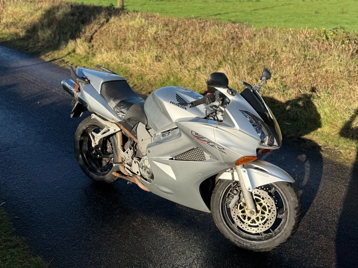 Honda vfr 800 2003 🌟Delivery available 🌟 - Image 4