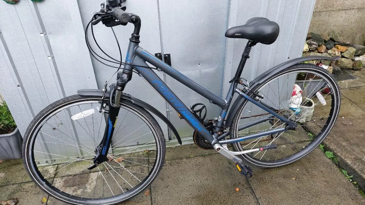 Merida Crossway 10 Hybrid Bike - Image 1