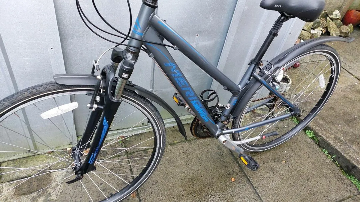 Merida Crossway 10 Hybrid Bike - Image 3