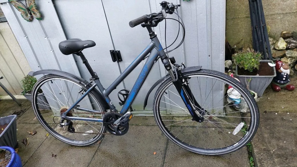 Merida Crossway 10 Hybrid Bike - Image 4