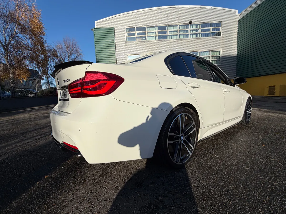 BMW 320i MSPORT Shadow Edition High Spec - Image 4