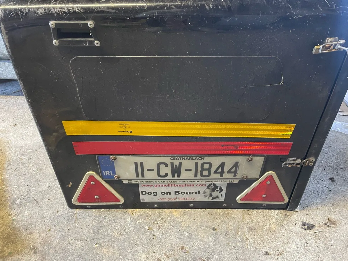 Dog box for car hitch - Image 1