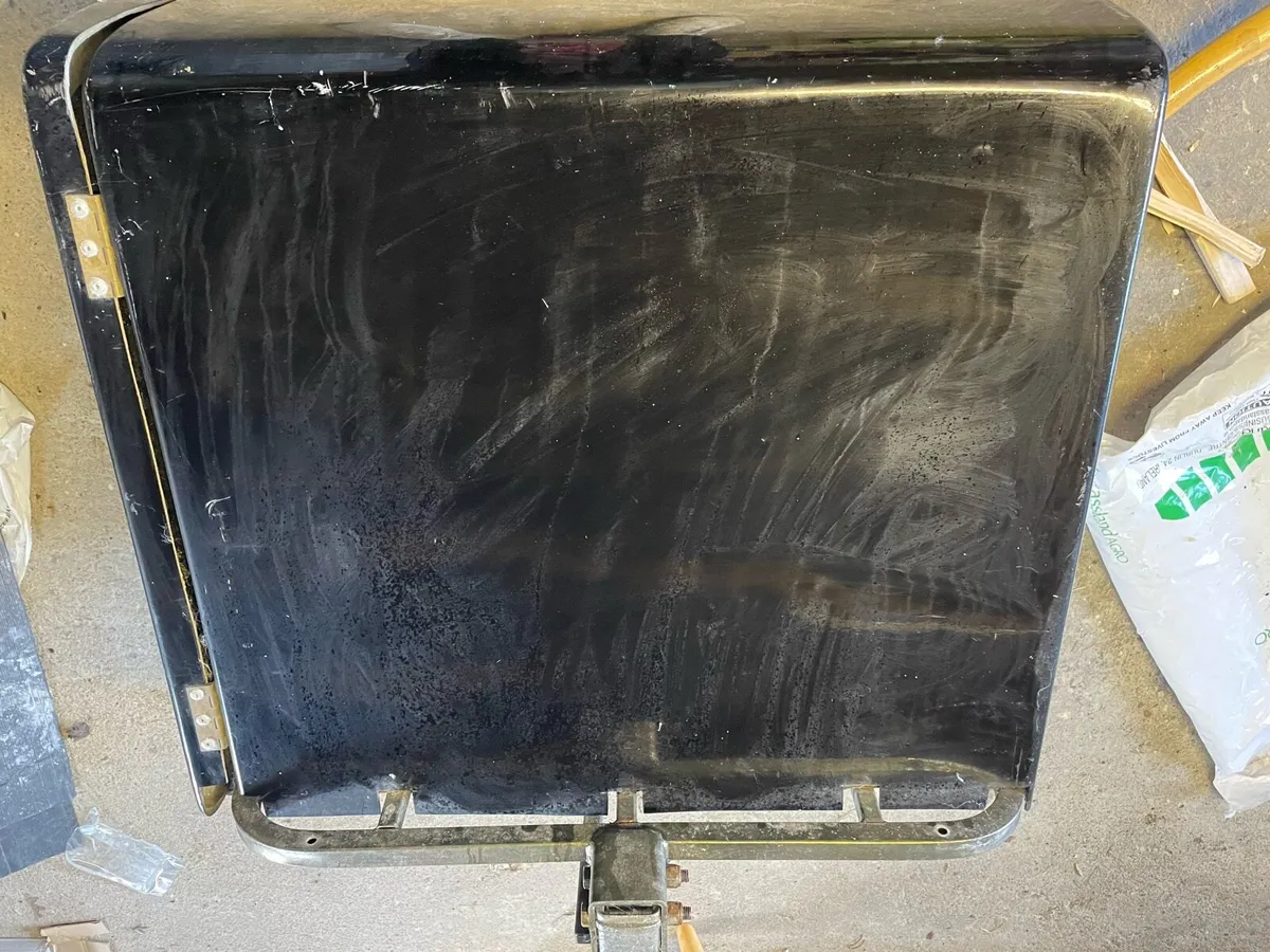 Dog box for car hitch - Image 2