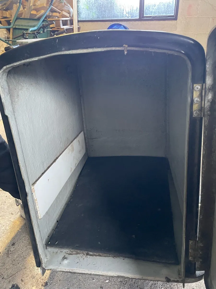 Dog box for car hitch - Image 3