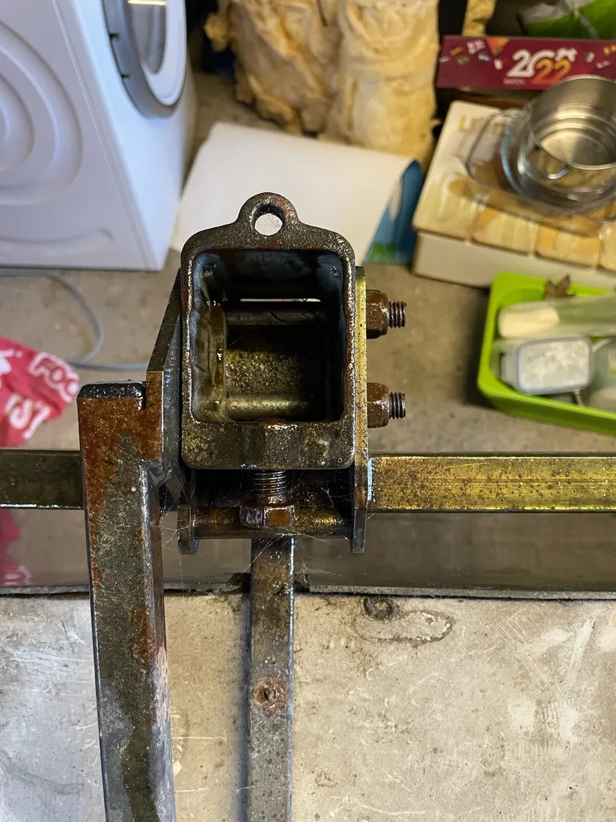 Dog box for car hitch - Image 4