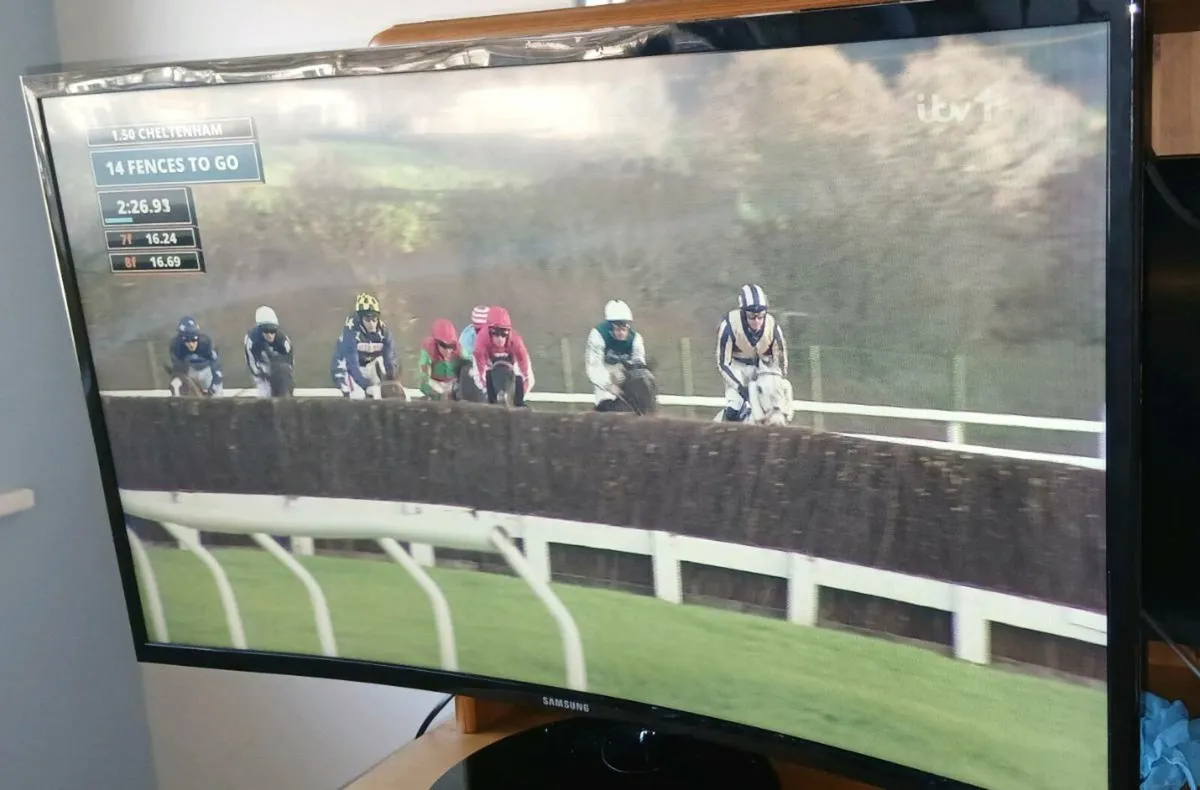 Samsung 32'' Curved Smart TV - Image 2