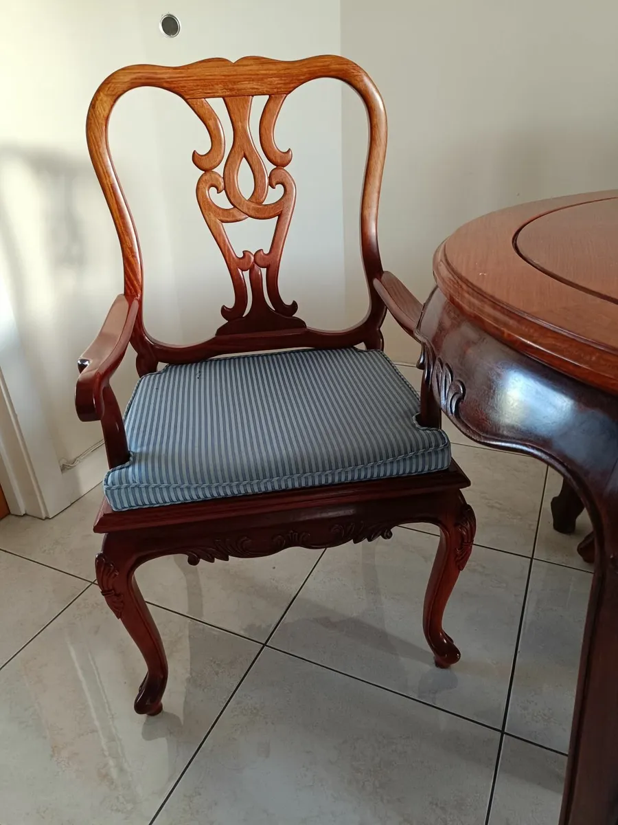 Table and 6 chairs - Image 1