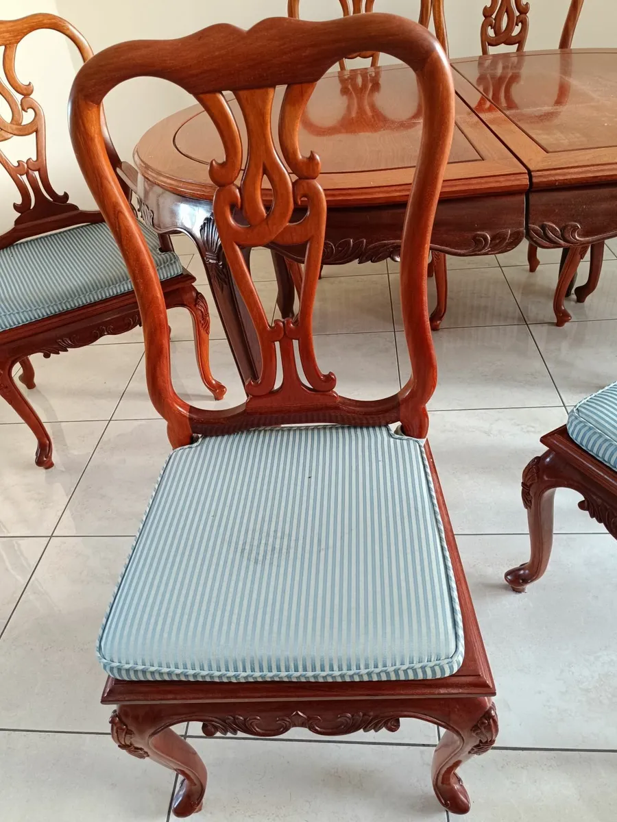 Table and 6 chairs - Image 2