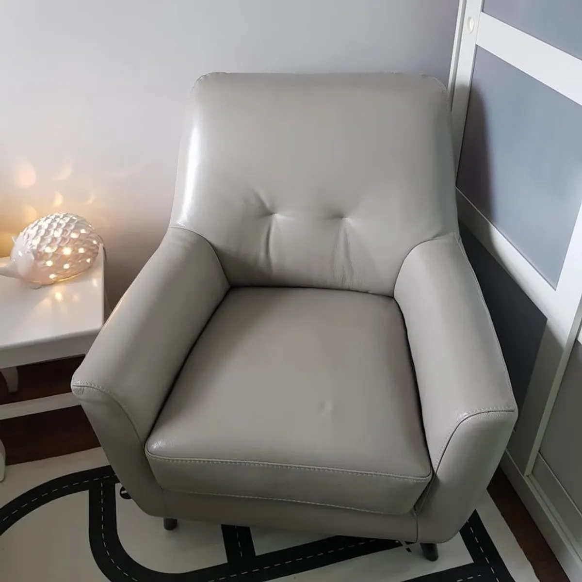 Immaculate condition - grey leather armchair - Image 1