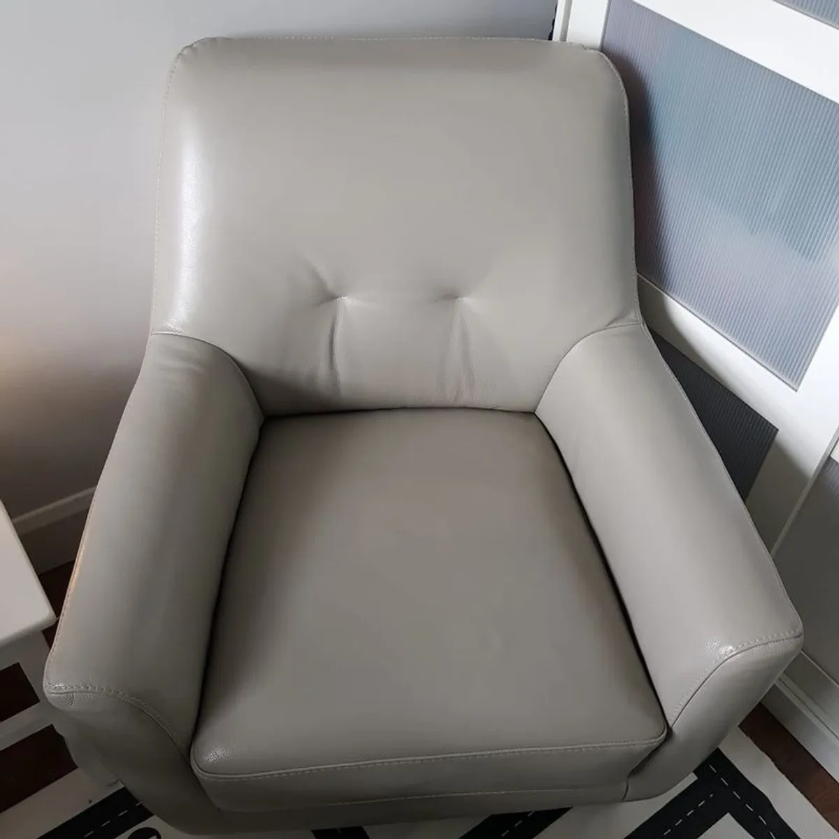 Immaculate condition - grey leather armchair - Image 4