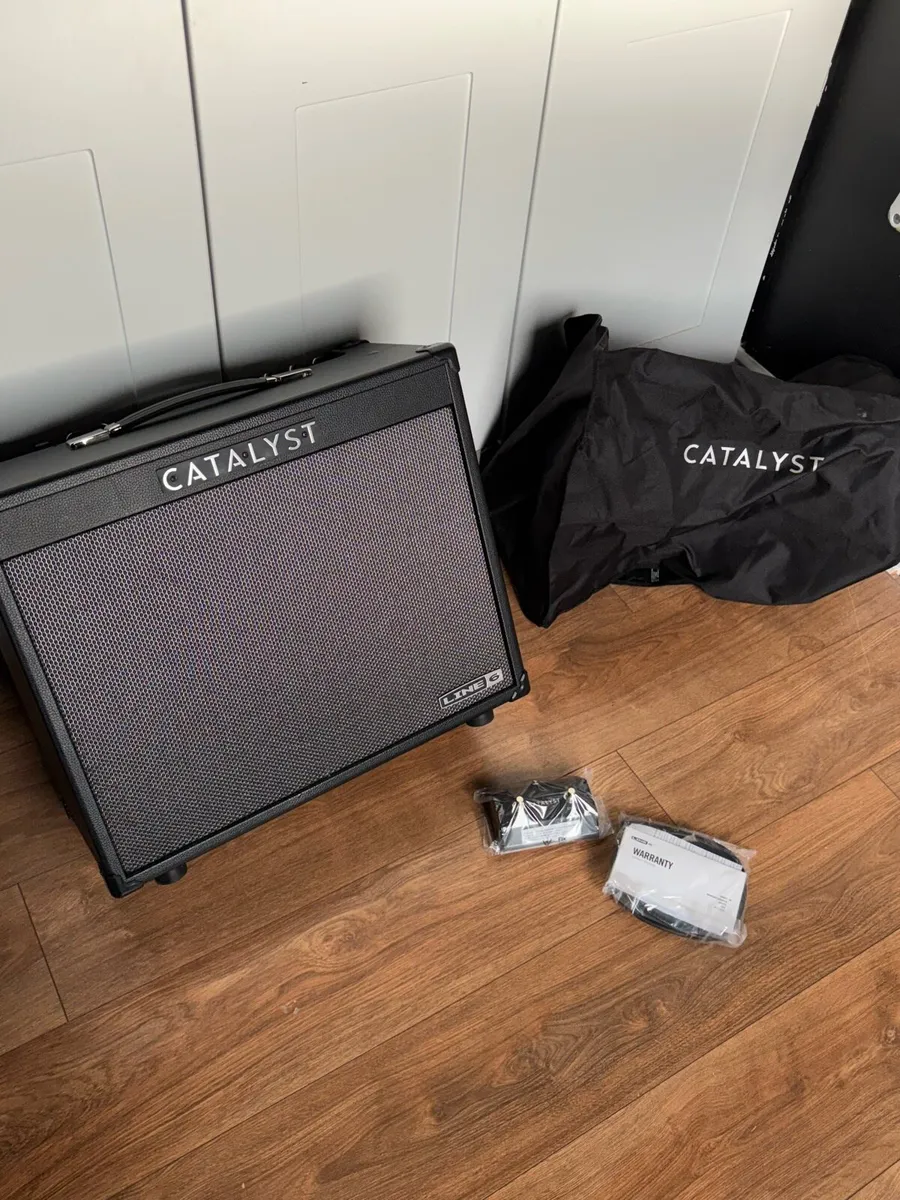 Line 6 Catalyst 100 + Foot Switch + Amp cover - Image 1