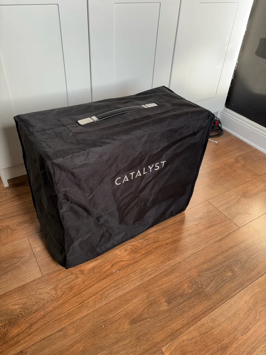 Line 6 Catalyst 100 + Foot Switch + Amp cover - Image 3
