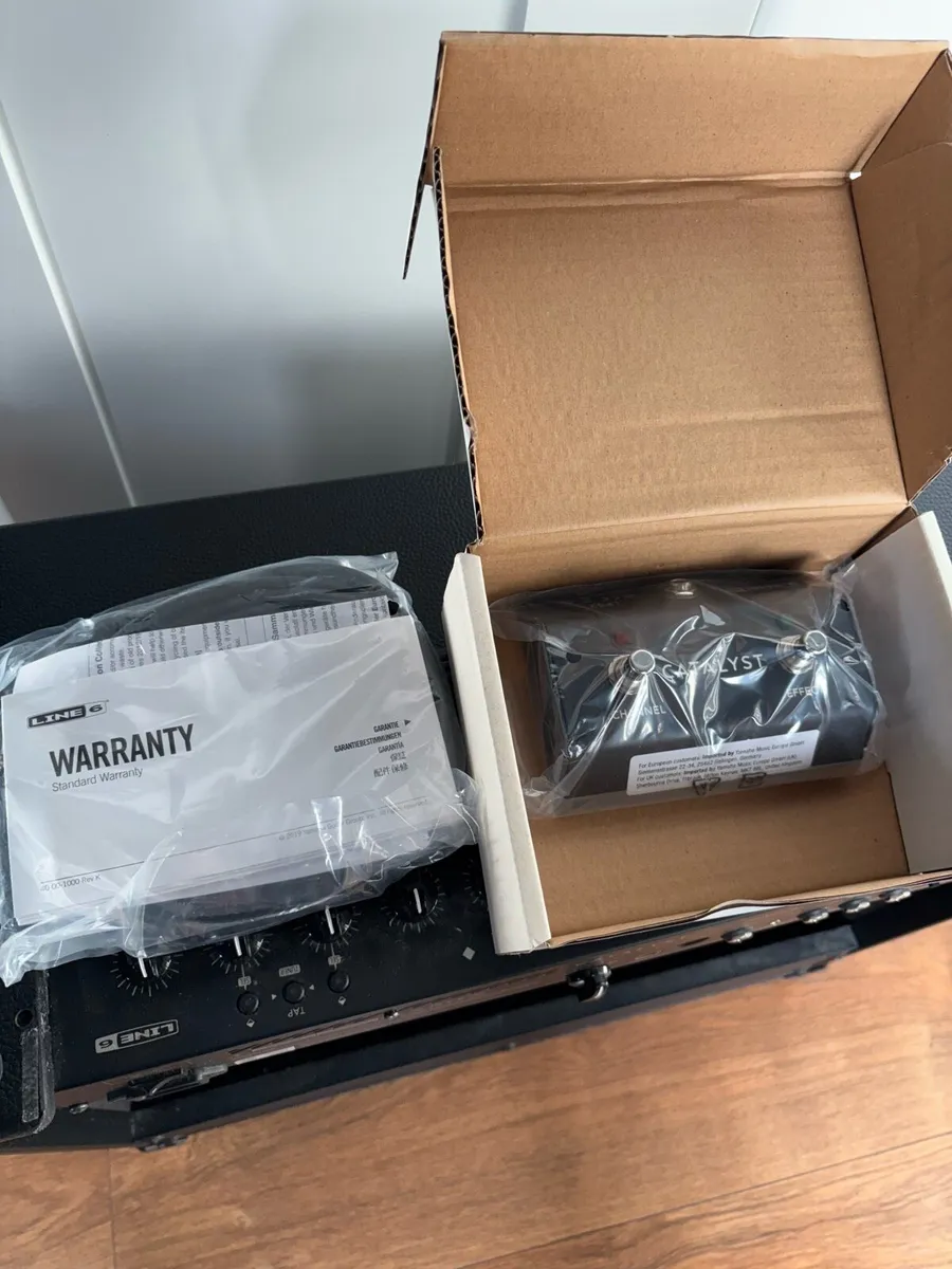 Line 6 Catalyst 100 + Foot Switch + Amp cover - Image 4