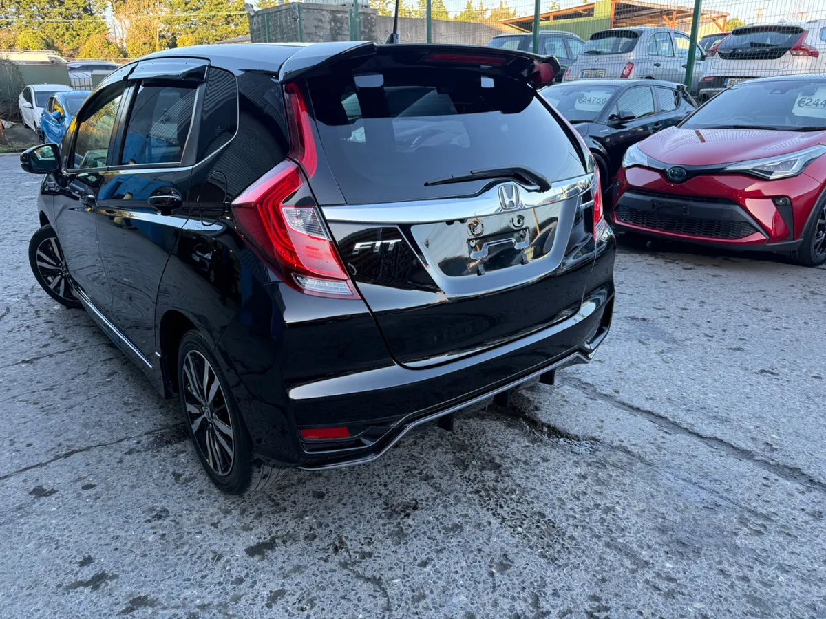 2017 Honda Fit Hybrid automatic/Sensing /leather - Image 3