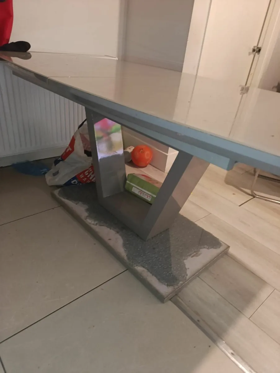 Table and chair - Image 1