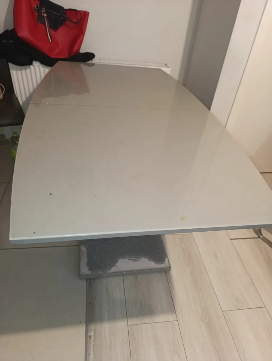 Table and chair - Image 4