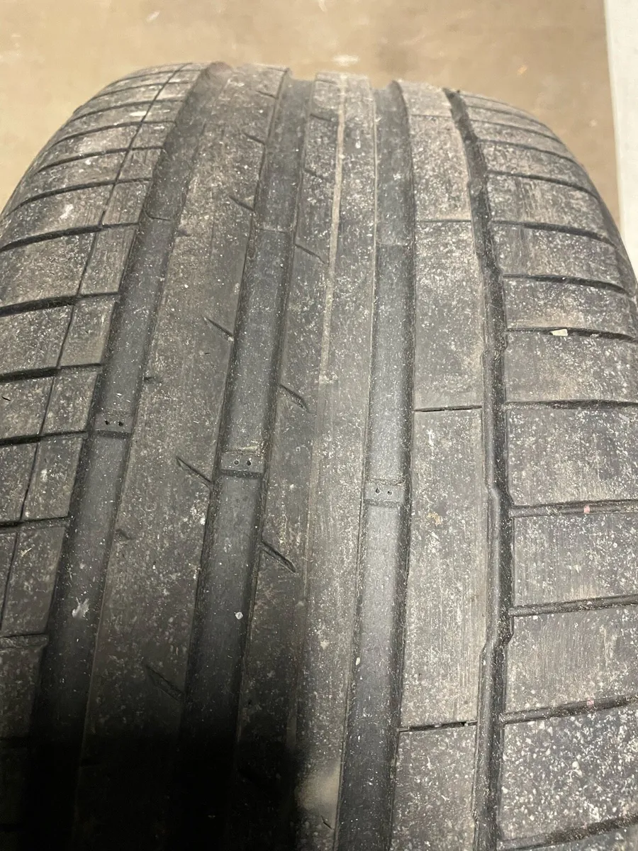 Hankook 255/50 R19 tyre - Image 1
