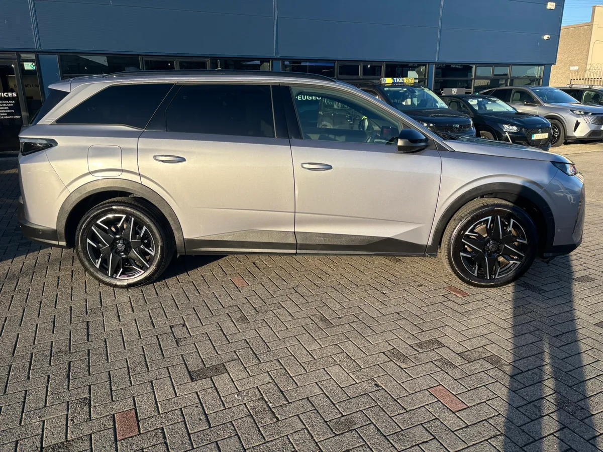 2025 Peugeot 5008 Allure Hybrid - Image 3