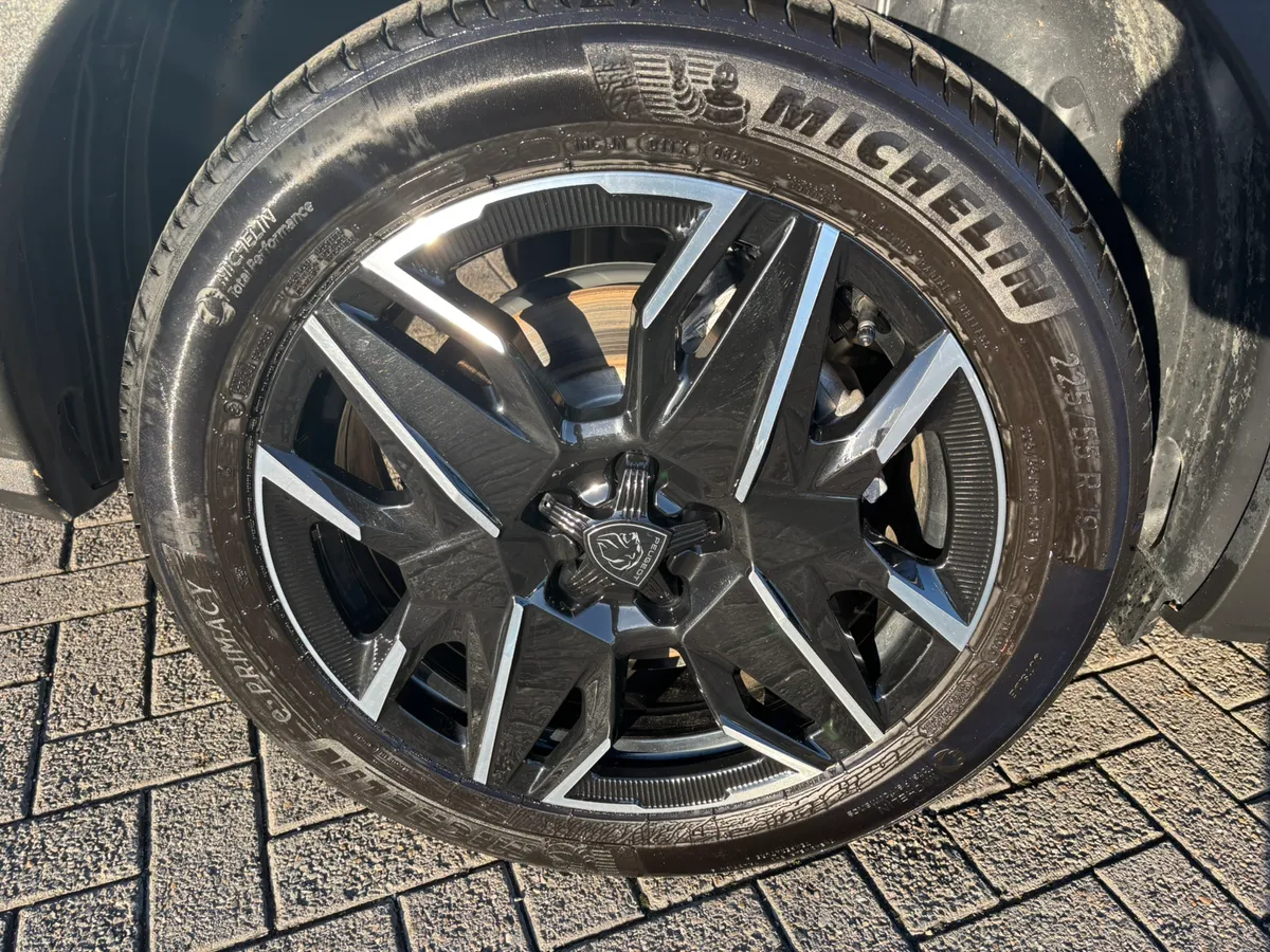 2025 Peugeot 5008 Allure Hybrid - Image 4