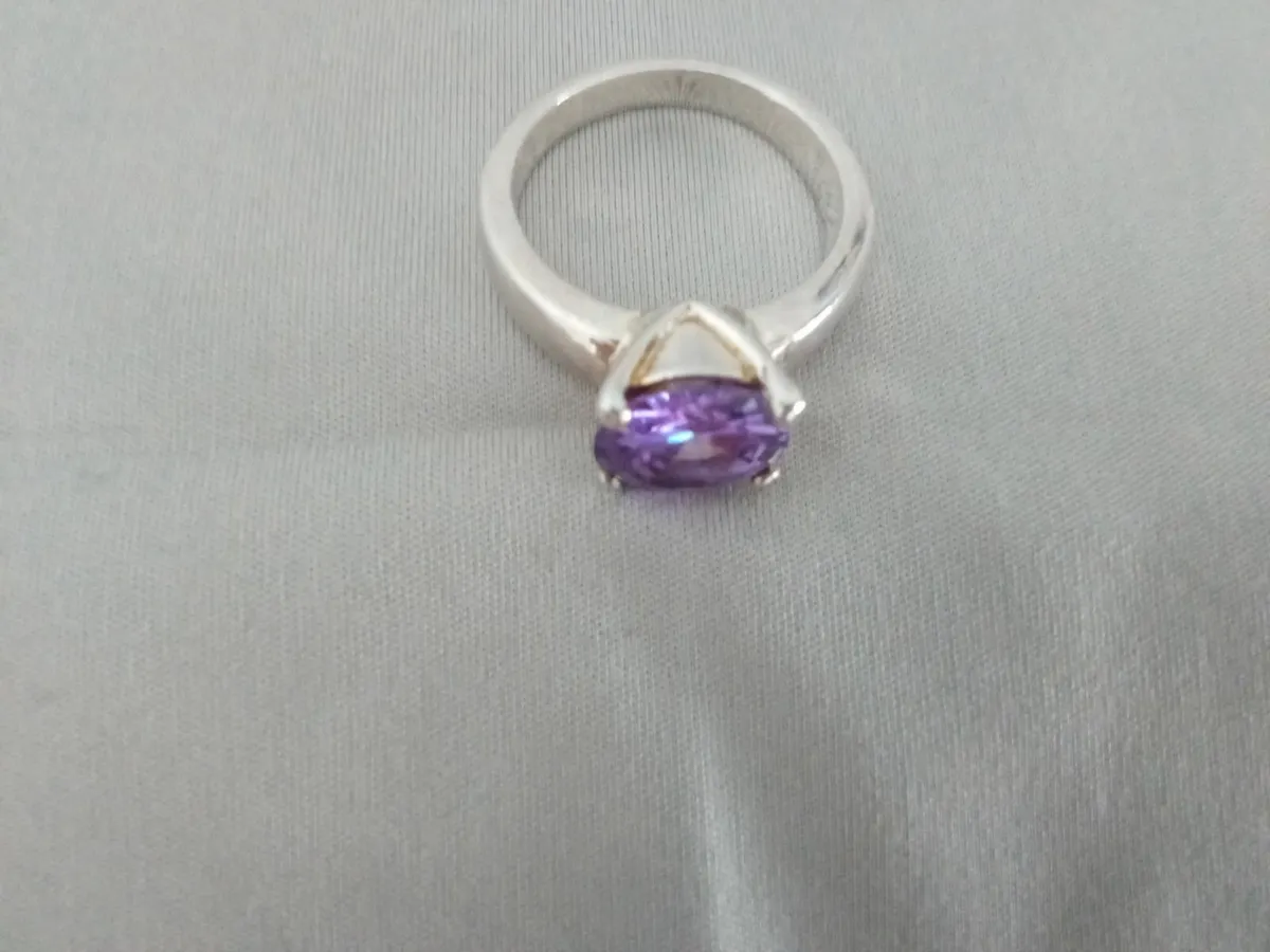 Costume Jewellery Purple Stone Ring. - Image 2