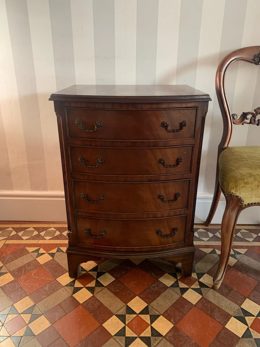 Vintage neat size bow front Chest of drawers. - Image 1