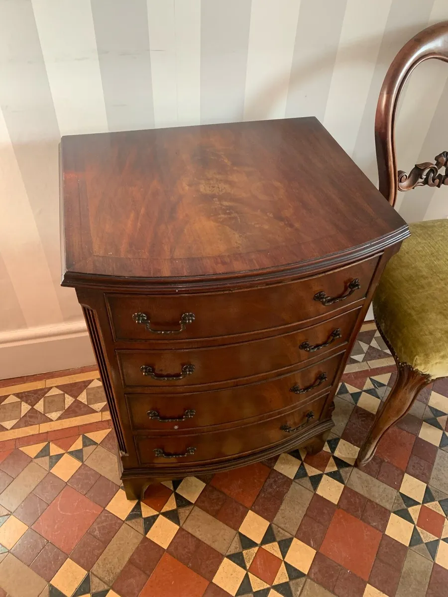 Vintage neat size bow front Chest of drawers. - Image 2
