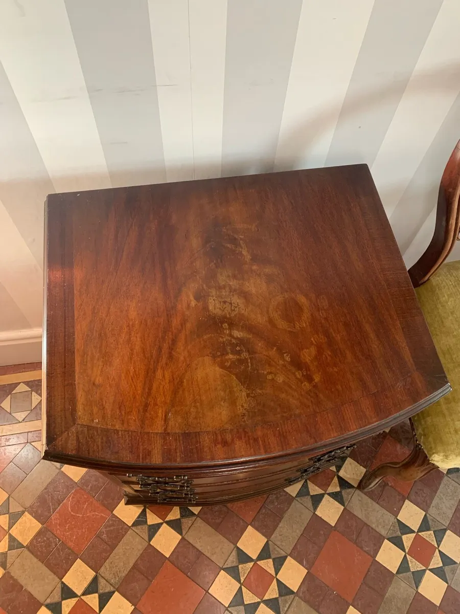 Vintage neat size bow front Chest of drawers. - Image 3