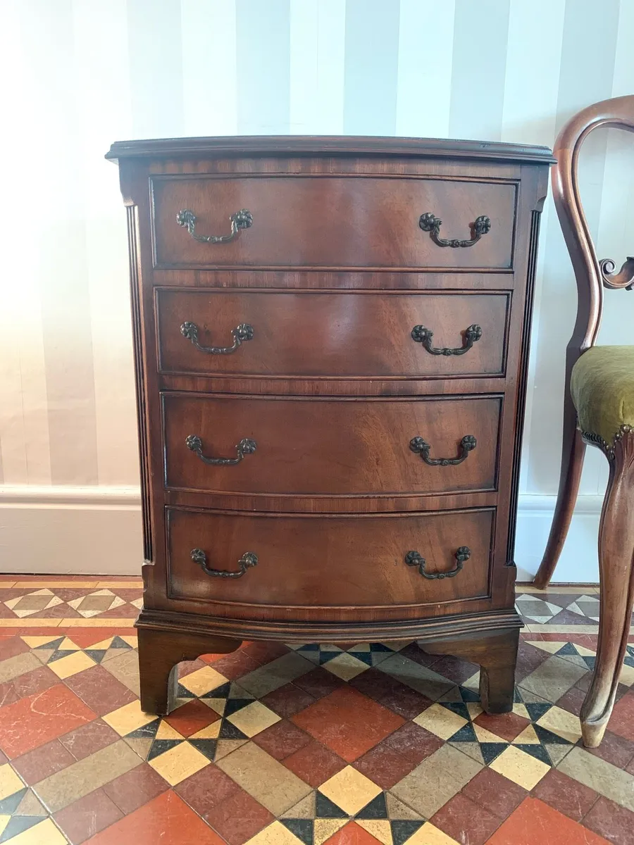 Vintage neat size bow front Chest of drawers. - Image 4