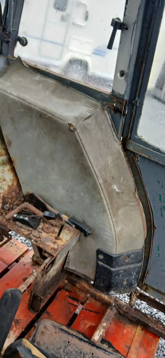 300 series Massey ferguson cabs x2 - Image 4