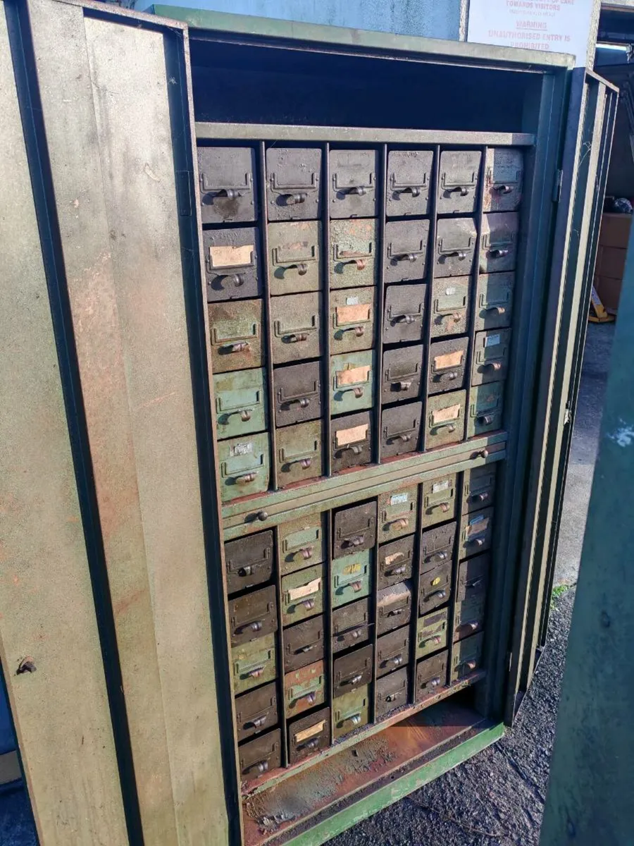 Vintage industrial metal drawer cabinet - Image 2