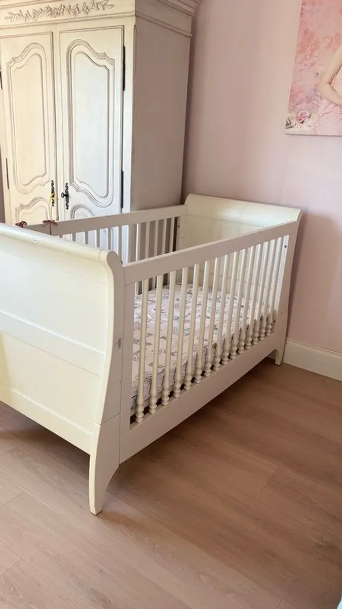 Mamas and papas Sleigh cot - Image 1