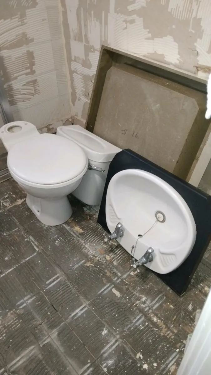 WC & WASH HAND BASIN - Image 1