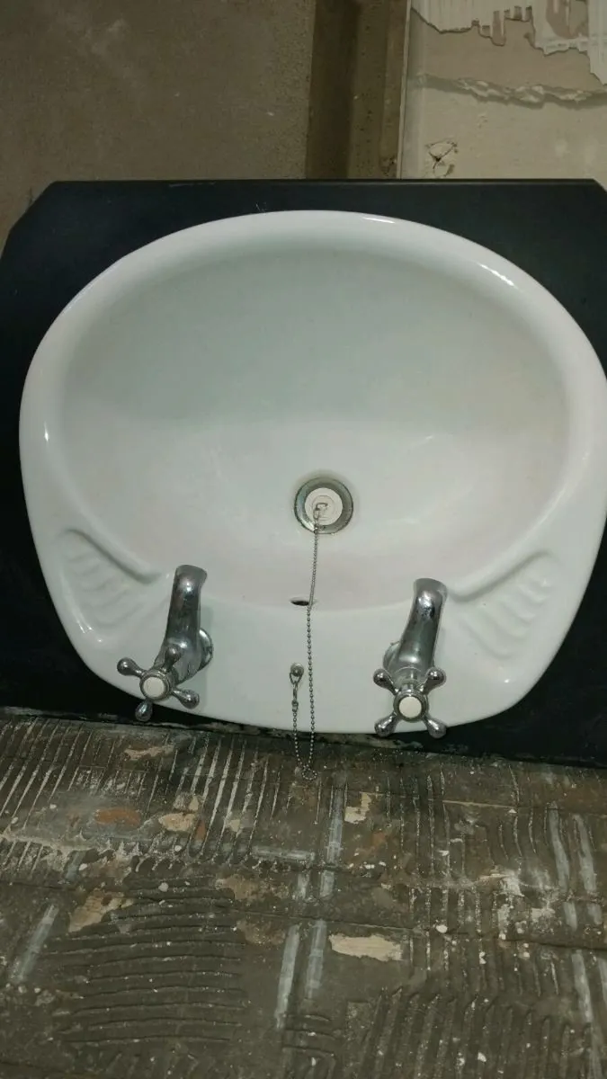 WC & WASH HAND BASIN - Image 2