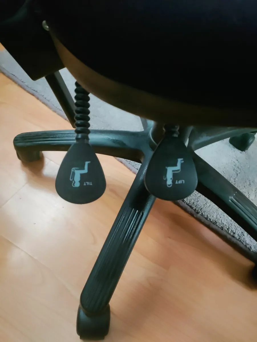 Office desk and chair - Image 2