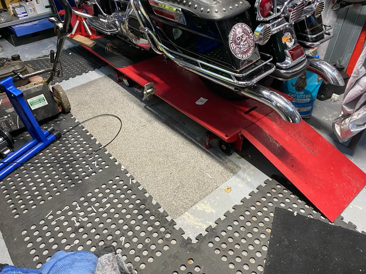 Motorcycle lift - Image 1