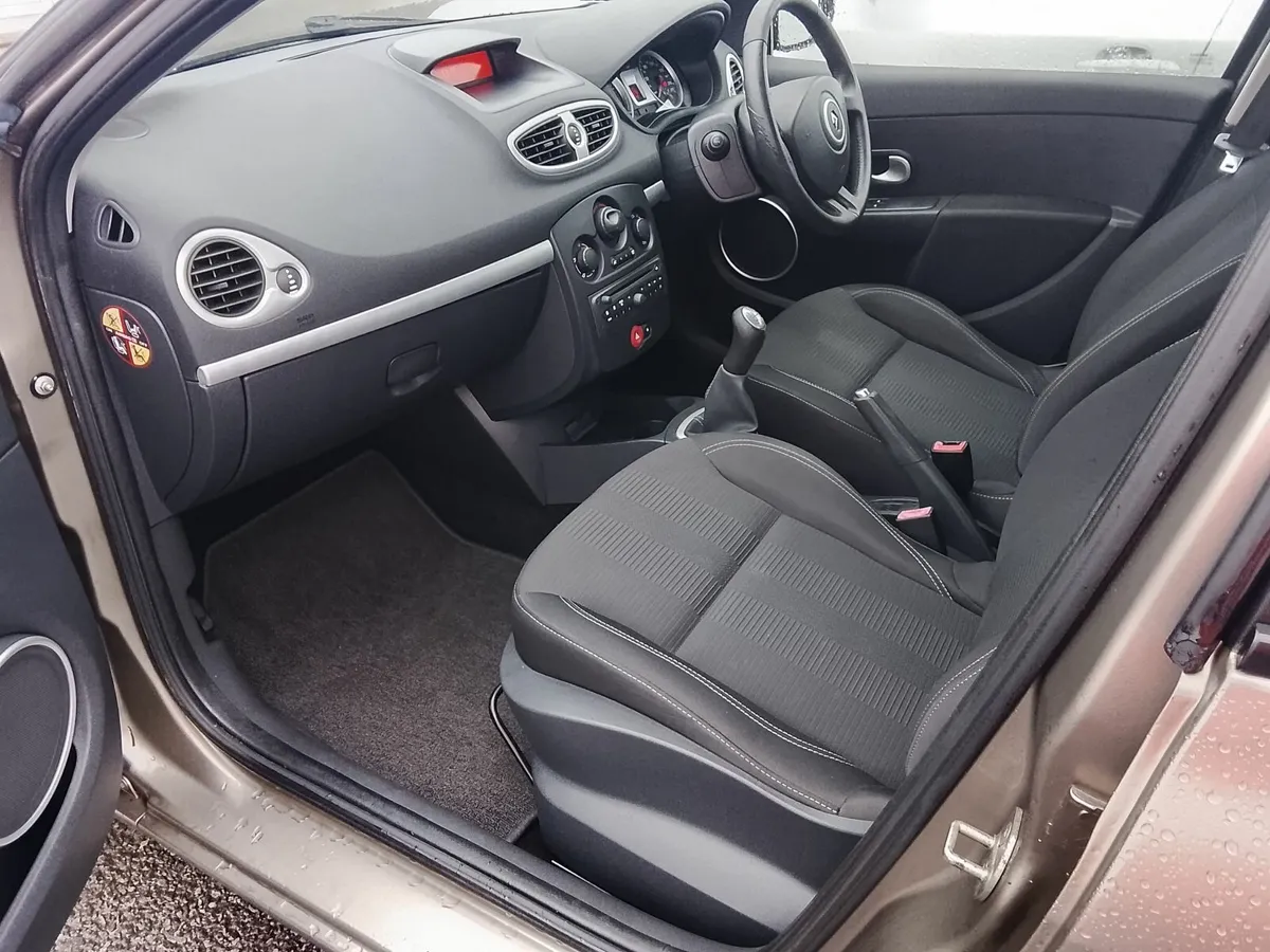Renault Clio, 81,311 Km, immaculate. - Image 4