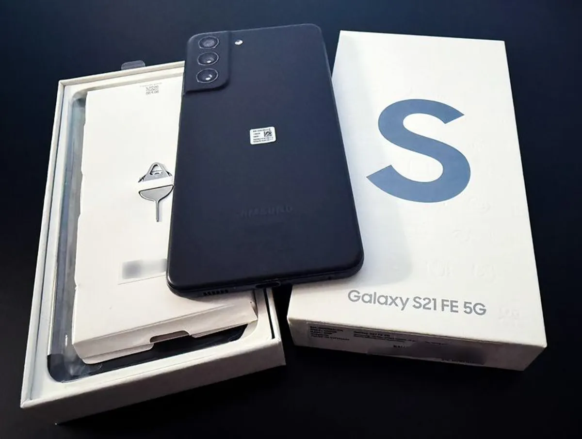 Samsung Galaxy S21 FE 5G Excellent Condition 1st Owner - Image 3