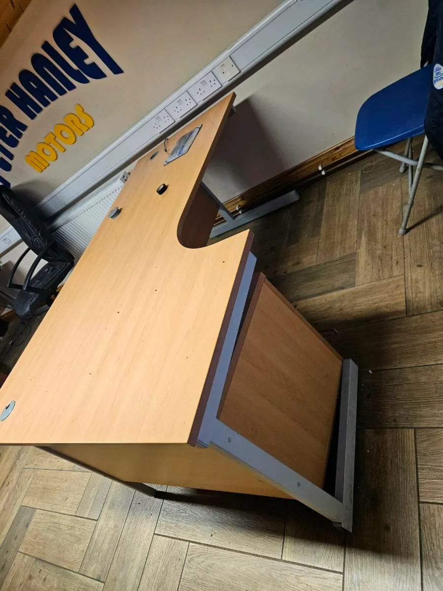 Office desk and chairs - Image 1