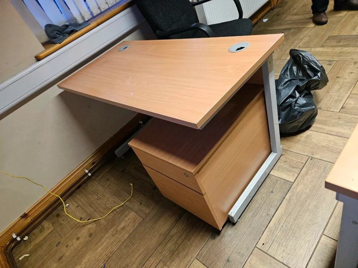 Office desk and chairs - Image 2