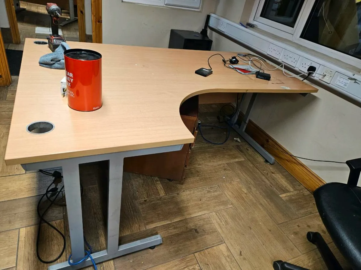 Office desk and chairs - Image 3